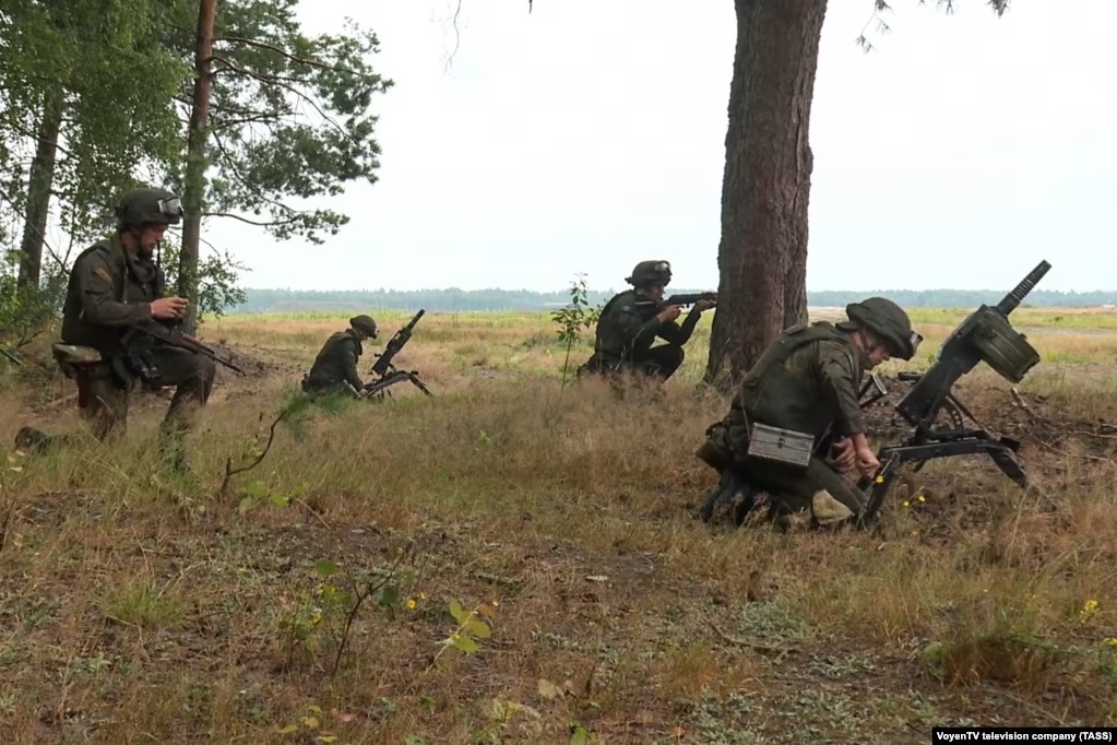 Ảnh lính đánh thuê Wagner tập trận với quân đội Belarus, người dân nước NATO này nơm nớp sợ hãi - Ảnh 2.