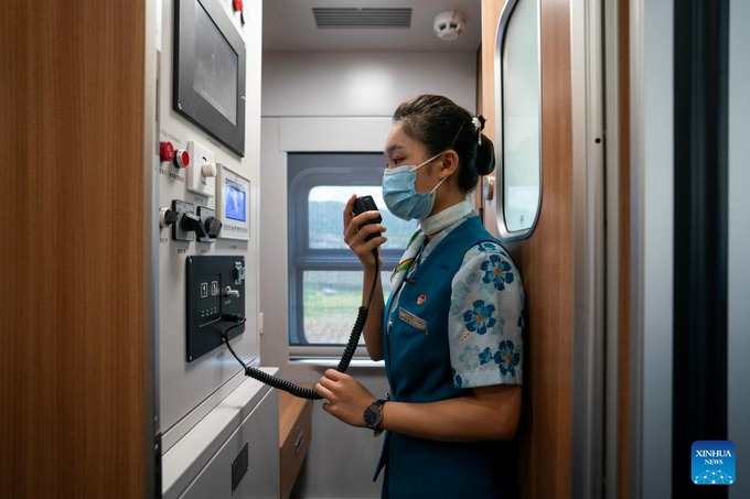 Một ngày làm việc của nữ tiếp viên Trung Quốc trên đường sắt cao tốc 6 tỷ USD Trung - Lào - Ảnh 3.