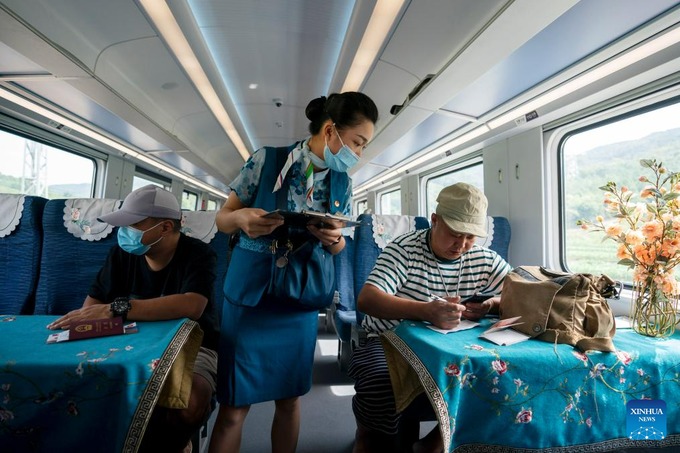 Một ngày làm việc của nữ tiếp viên Trung Quốc trên đường sắt cao tốc 6 tỷ USD Trung - Lào - Ảnh 4.