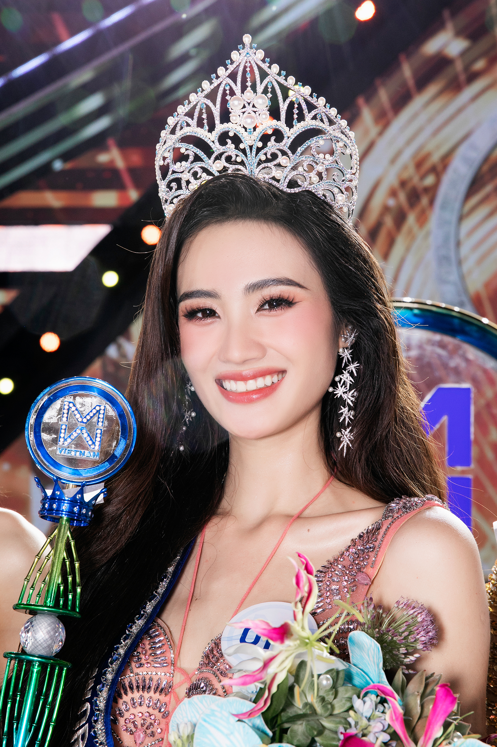 Tân Miss World Vietnam 2023 Huỳnh Trần Ý Nhi gây &quot;sốt&quot; khi công khai bạn trai yêu 5 năm - Ảnh 4.