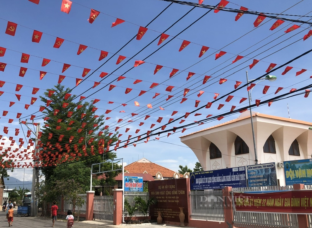 Làng gốm Bàu Trúc của người Chăm ở Ninh Thuận chuyển mình đón khách phương xa - Ảnh 1.