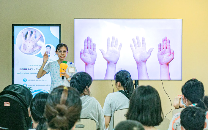 Y bác sĩ bệnh Bệnh viện Quốc tế Becamex (TP.Thuận An, Bình Dương) hướng dẫn chăm sóc và phòng ngừa bệnh tay chân miệng cho thân nhân bệnh nhi. Ảnh: BV Becamex