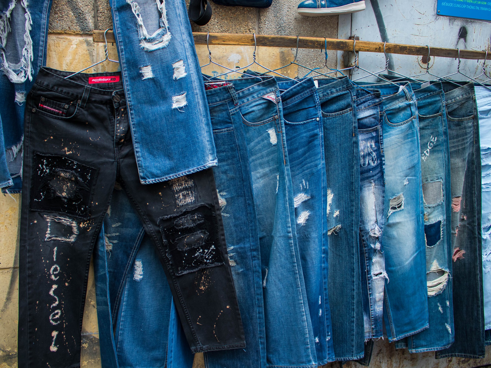 Người đàn ông 30 năm miệt mài xé quần jeans - Ảnh 9.