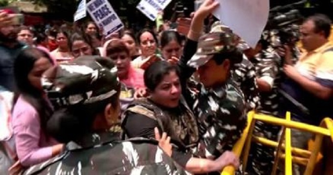 Kinh hoàng vụ tấn công tình dục tập thể, ép phụ nữ khỏa thân diễu phố khiến Ấn Độ rúng động - Ảnh 2.
