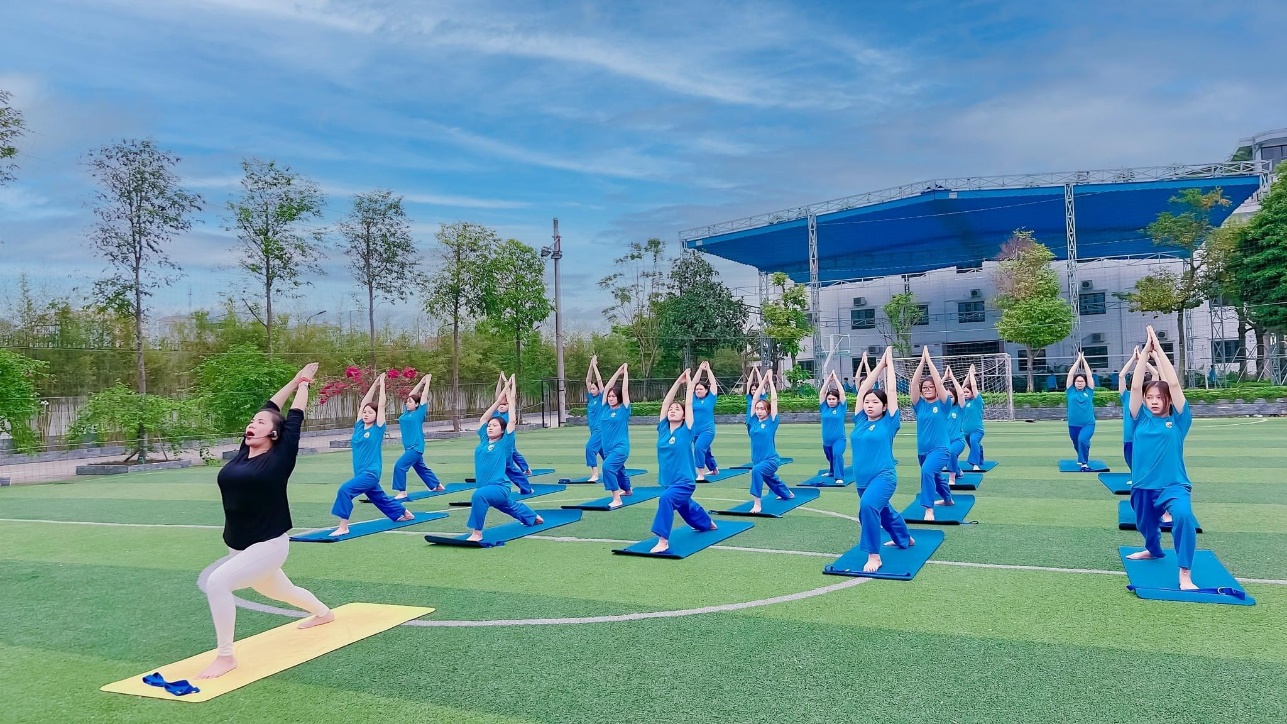 Một trường THPT gây ấn tượng khi đưa Yoga vào chương trình học ngoại khóa - Ảnh 1.
