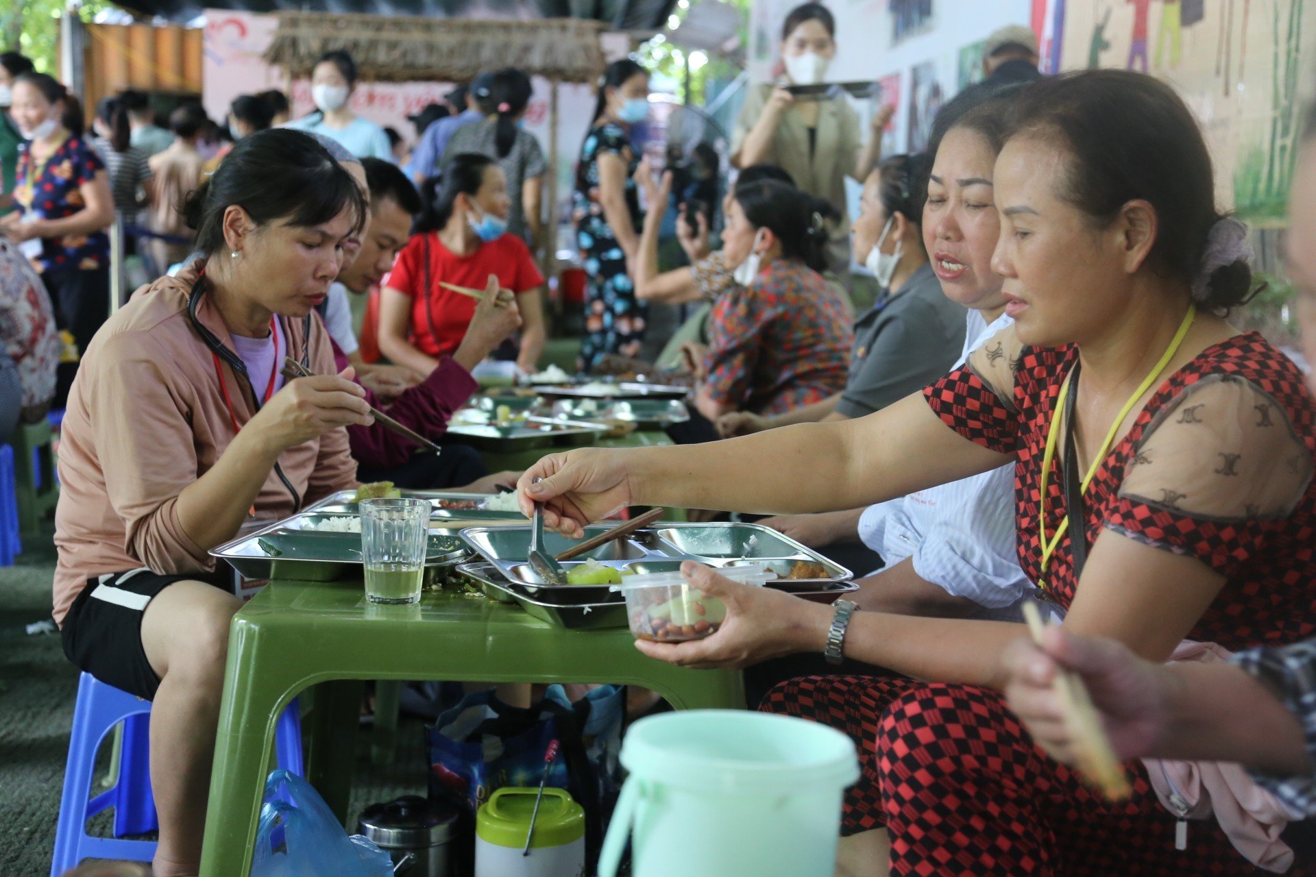 Dạt dào yêu thương trong mỗi suất cơm miễn phí - Ảnh 23.