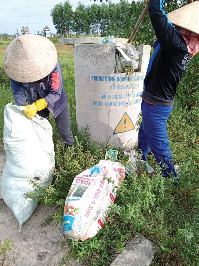 Nông dân Quảng Trị dọn rác làng, nhặt rác đồng, môi trường tốt lên, con người khỏe thêm - Ảnh 1.