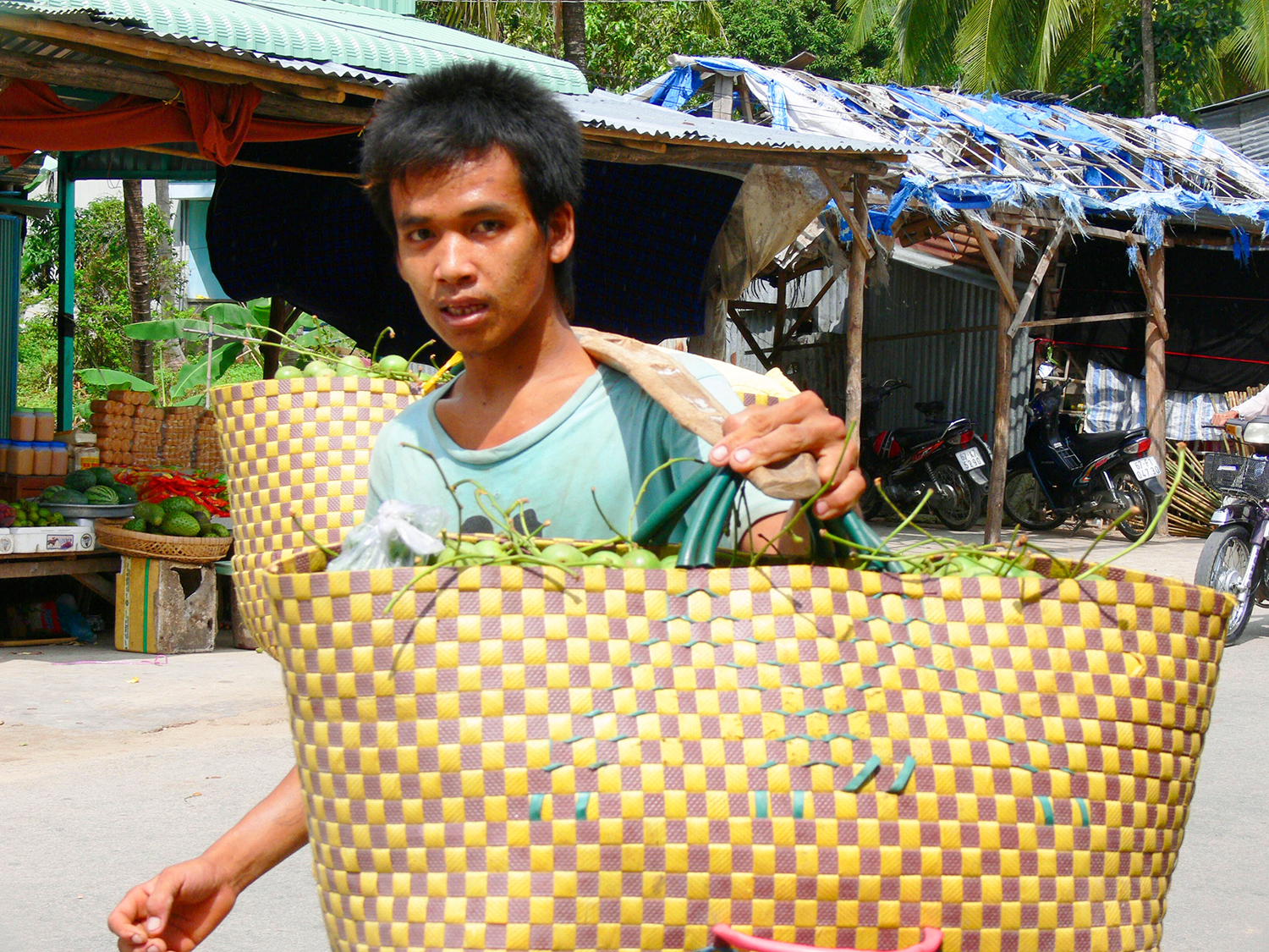 Một ngọn núi cao ở An Giang, lên đến nơi thấy dân gánh vô số trái cây, sầu riêng là thứ quả ngon nhất - Ảnh 1.