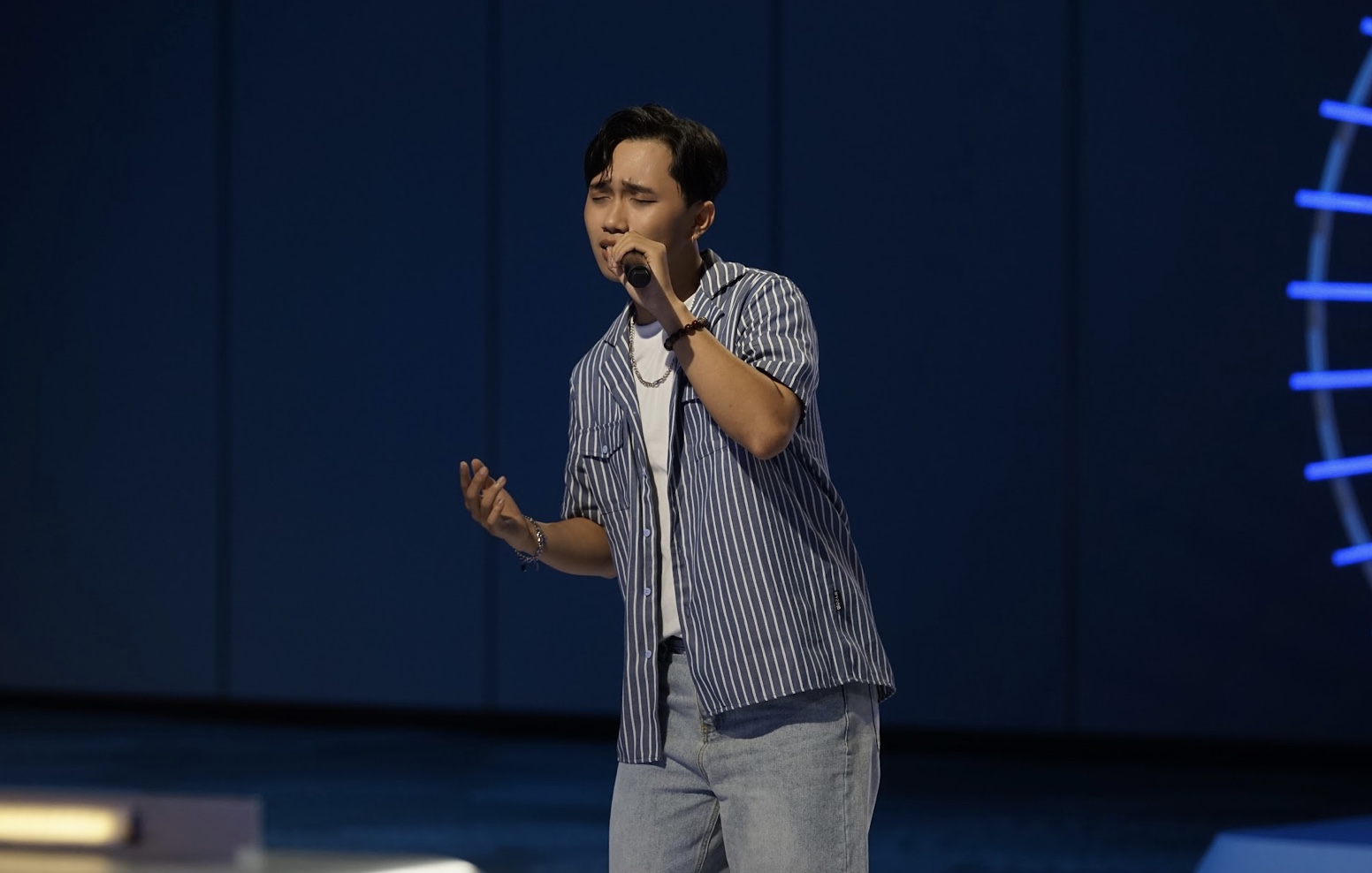 Vietnam Idol 2023: Mỹ Tâm khiến khán giả bất ngờ bởi hành động quay lưng khi thí sinh vừa hát câu đầu - Ảnh 2.