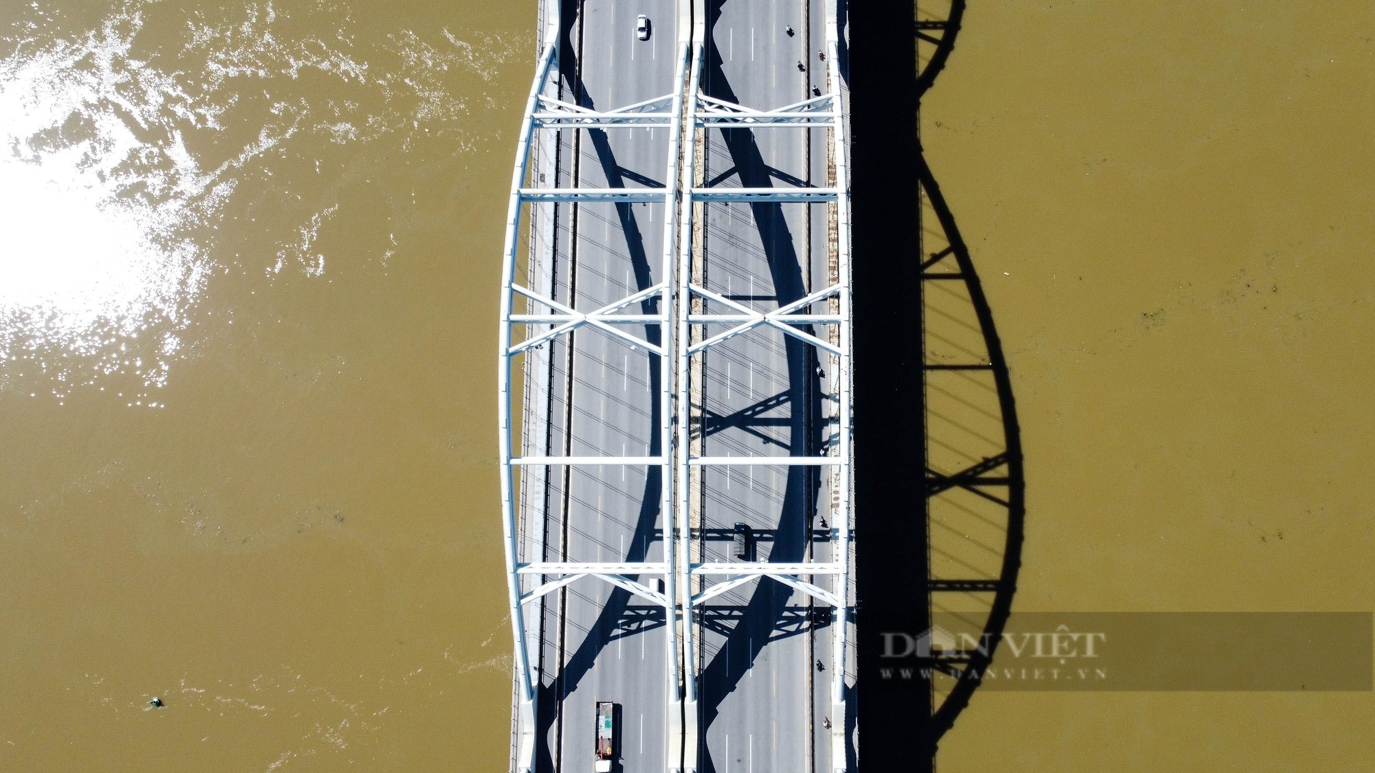 Chiêm ngưỡng cây cầu vòm thép vượt sông rộng nhất Việt Nam sau gần 10 năm đưa vào sử dụng - Ảnh 4.
