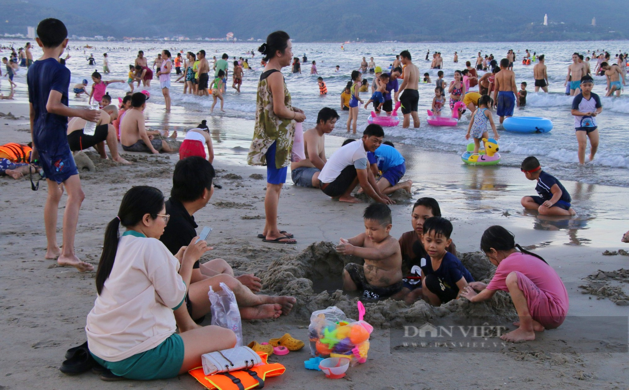 Du khách đổ về biển Đà Nẵng &quot;giải nhiệt&quot; mùa hè - Ảnh 5.