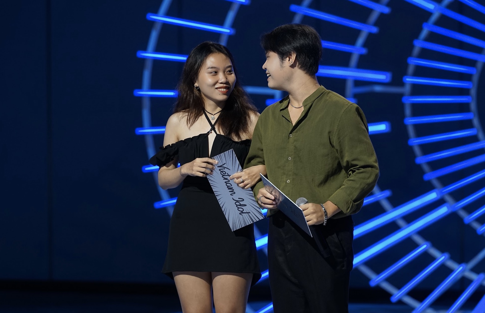 Vietnam Idol 2023: Mỹ Tâm khiến khán giả bất ngờ bởi hành động quay lưng khi thí sinh vừa hát câu đầu - Ảnh 3.