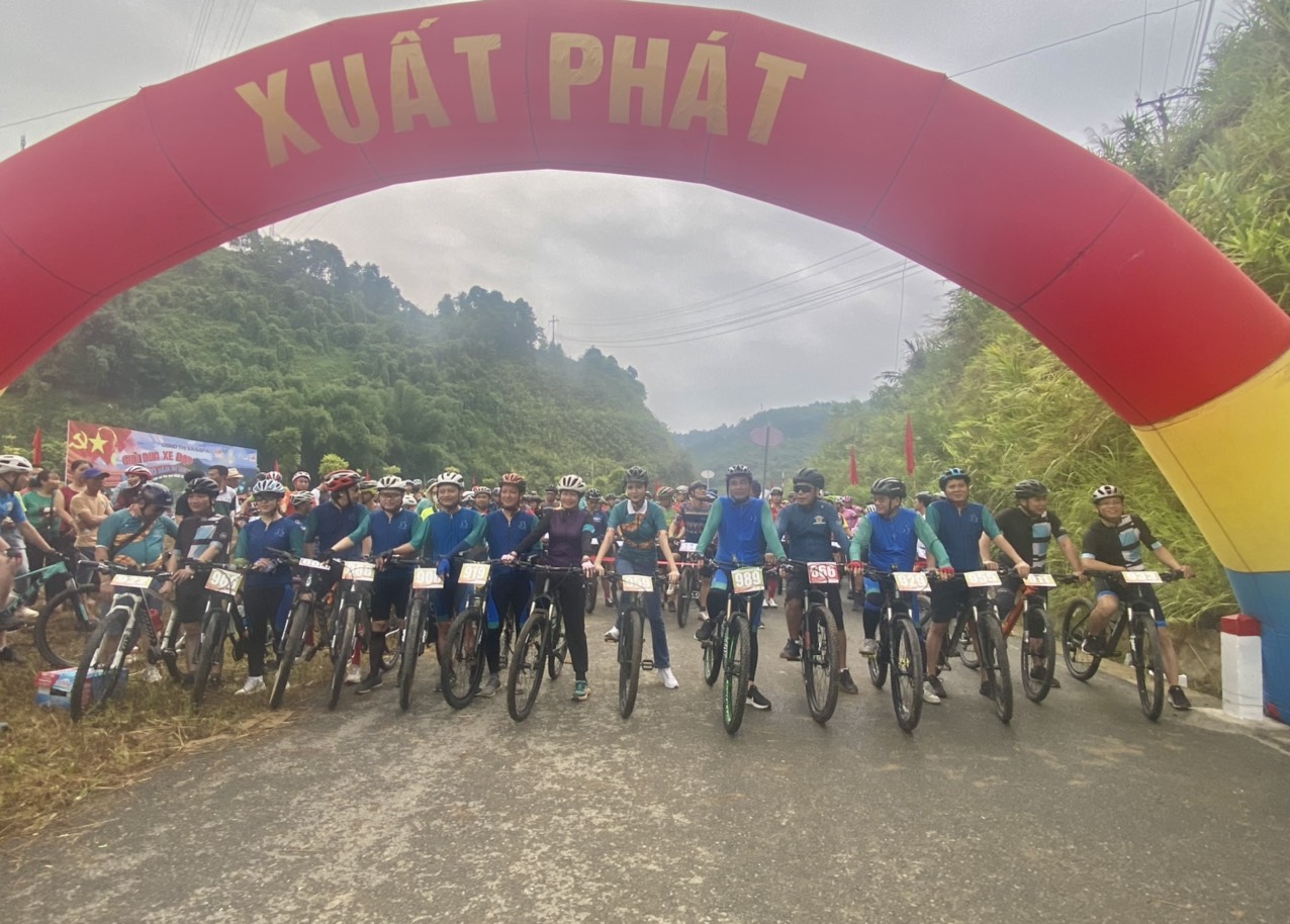 Lào Cai: Gần 300 VĐV tham gia giải đua xe đạp chinh phục cầu cạn trụ cao nhất Việt Nam - Ảnh 1.