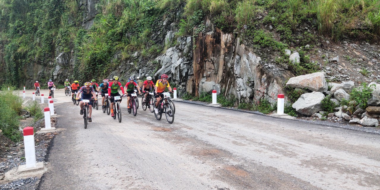 Lào Cai: Gần 300 VĐV tham gia giải đua xe đạp chinh phục cầu cạn trụ cao nhất Việt Nam - Ảnh 2.