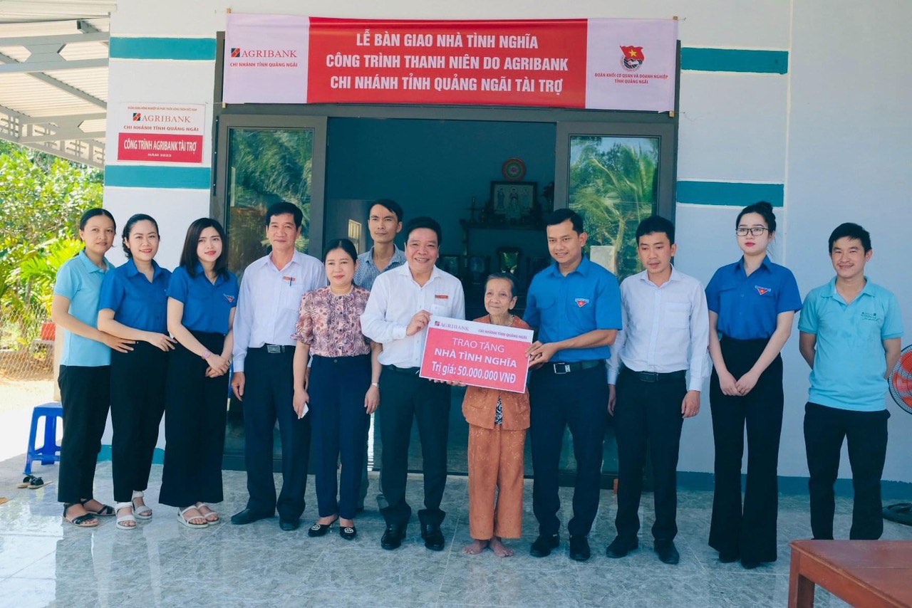 Agribank Quảng Ngãi tích cực thực hiện công tác an sinh xã hội - Ảnh 1.