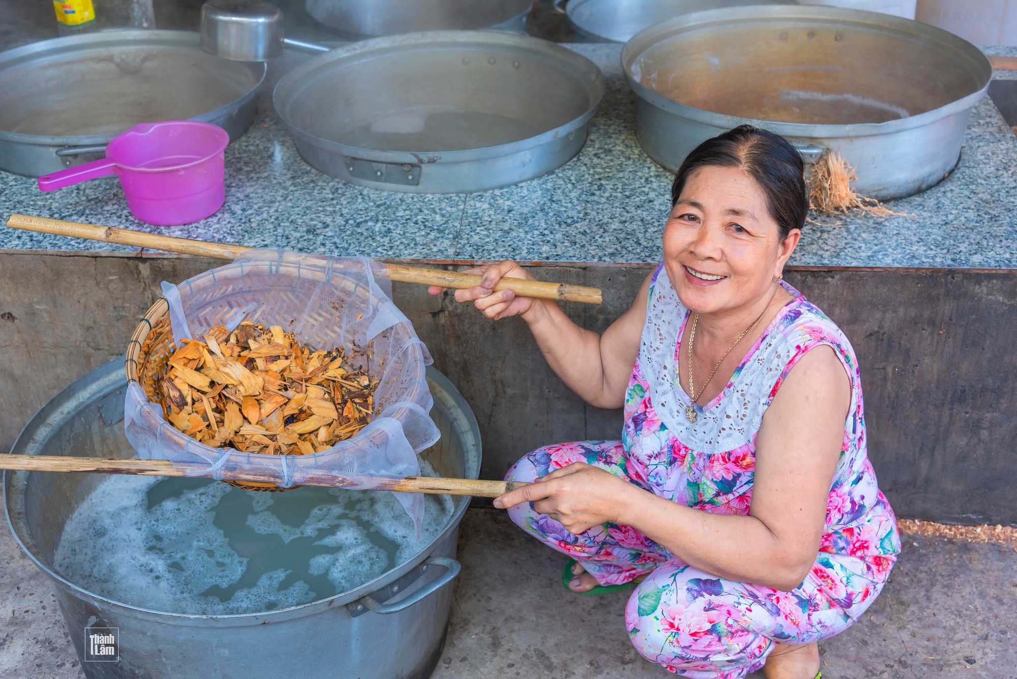 Khám phá nghề ăn cơm dưới đất, làm việc trên trời ở miền Tây - Ảnh 12.