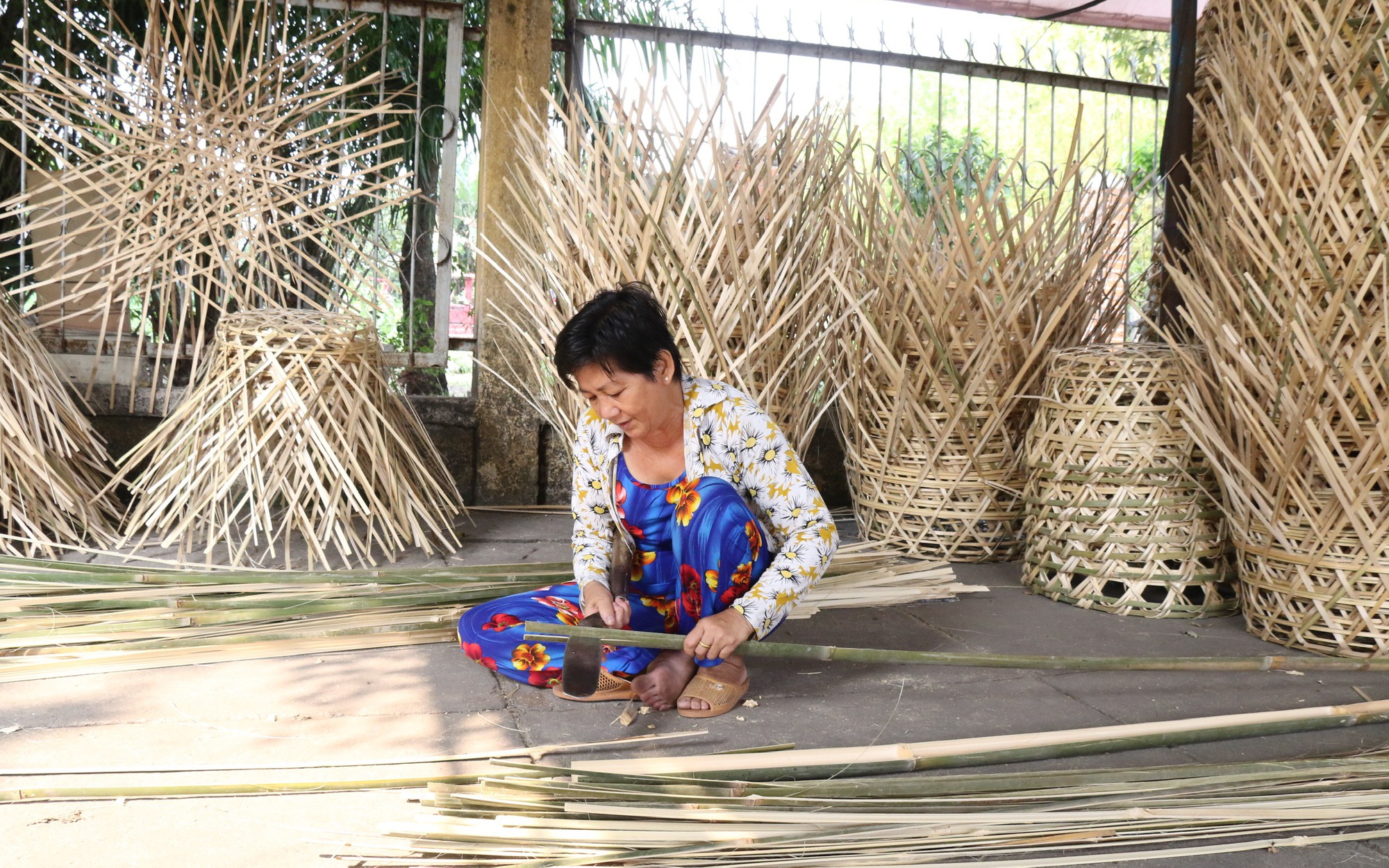 Làng nghề đan giỏ trạc Xuân Thới Sơn sống nhờ… du lịch 