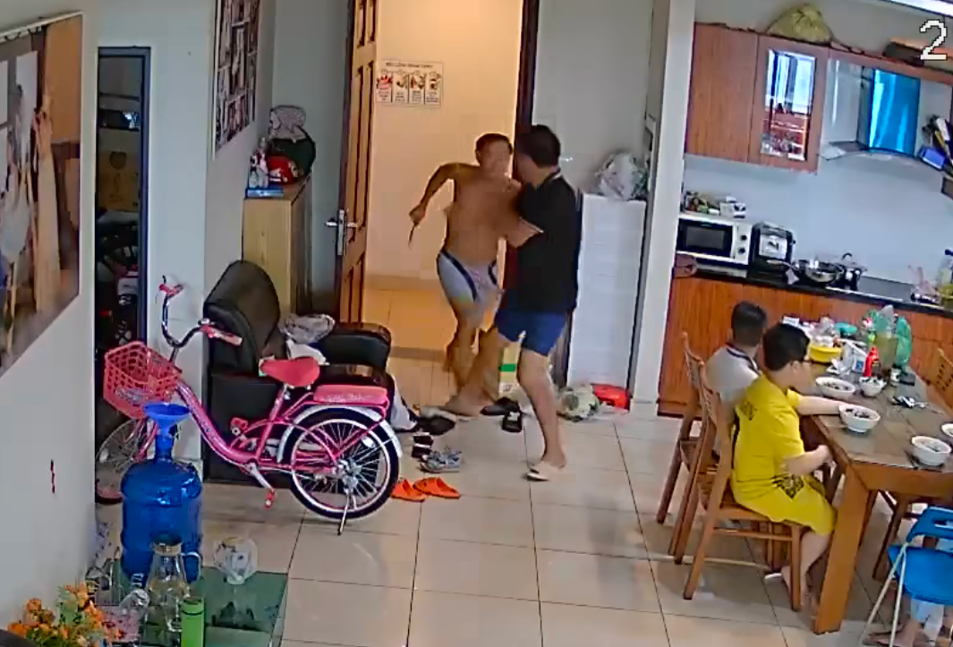 Người đàn ông vô cớ cầm dao tấn công hàng xóm ở Hà Nội - Ảnh 1.