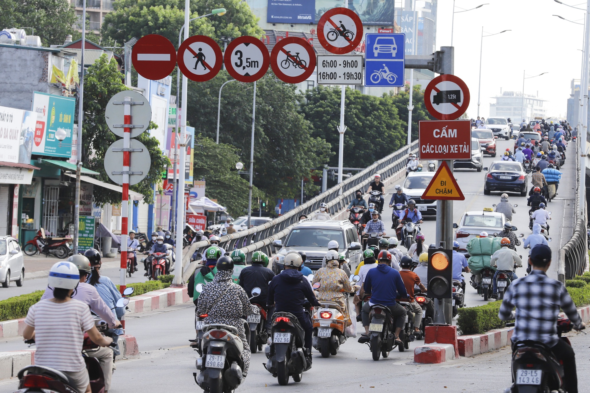 Bất chấp biển cấm, hàng đoàn xe máy vẫn nuối đuôi nhau vượt cầu trong giờ cao điểm tại Hà Nội - Ảnh 1.