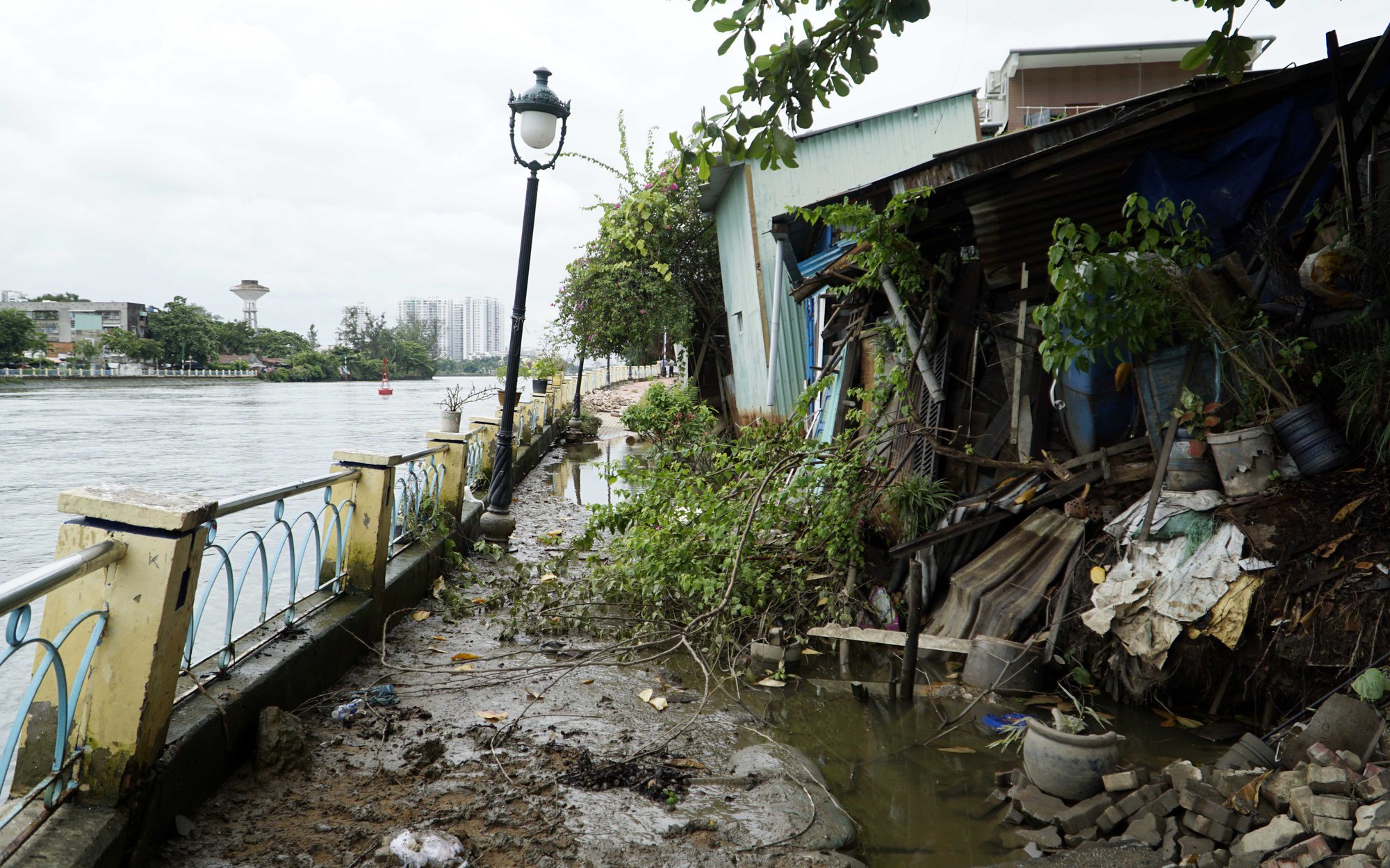 Sạt lở bờ kênh Thanh Đa: TP.HCM yêu cầu hỗ trợ khẩn cấp cho người dân phải di dời chỗ ở