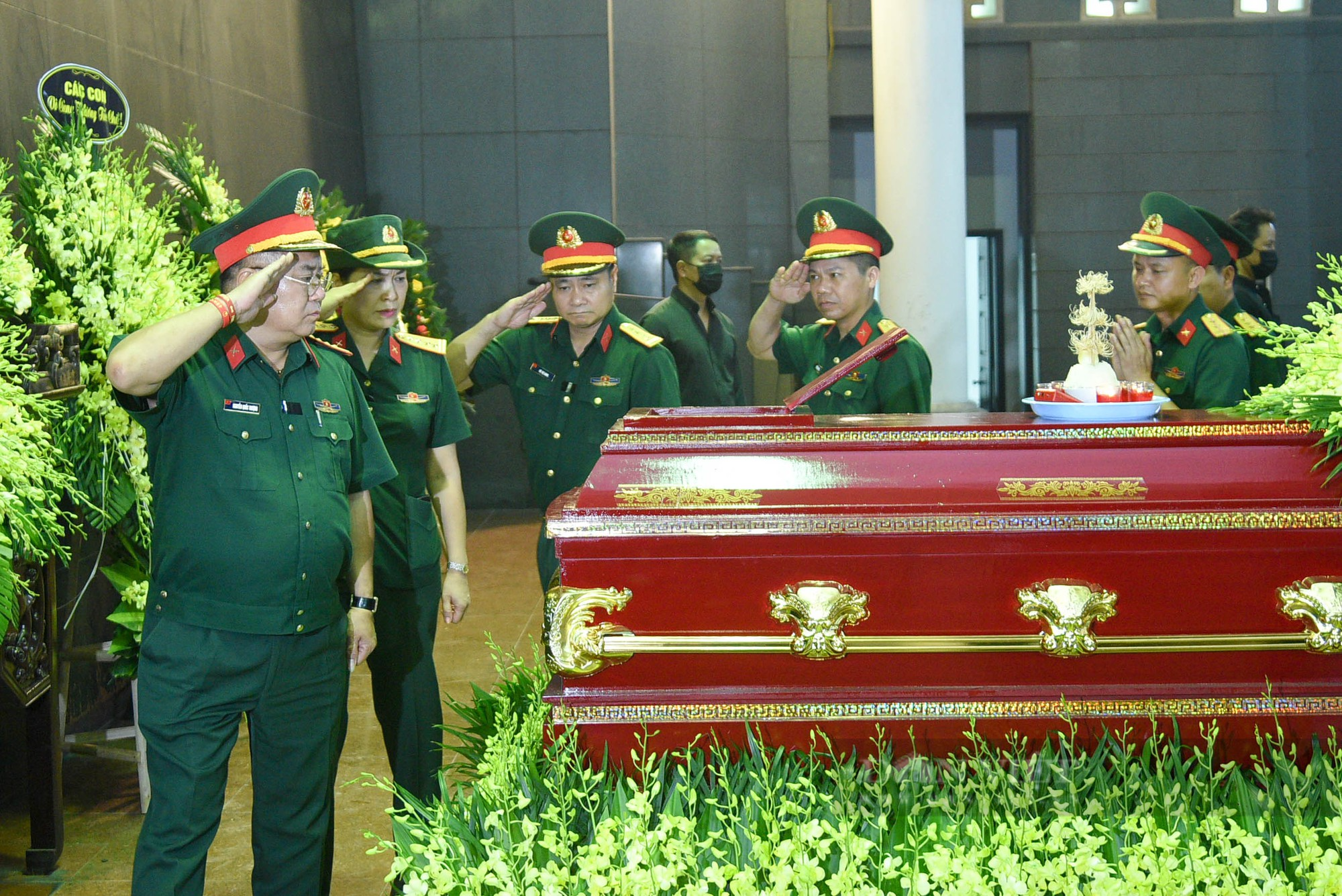 Đám tang NSND Trần Bảng: Đạo diễn Trần Lực không cầm được nước mắt lúc nói lời tiễn biệt cha - Ảnh 6.