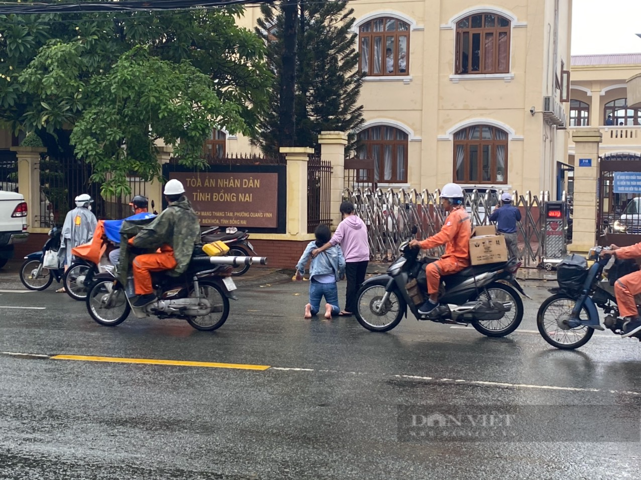 Phúc thẩm vụ cô gái bị hiếp dâm ở Đồng Nai: Y án sơ thẩm, cô gái quỳ trước cổng tòa đòi công bằng - Ảnh 1.