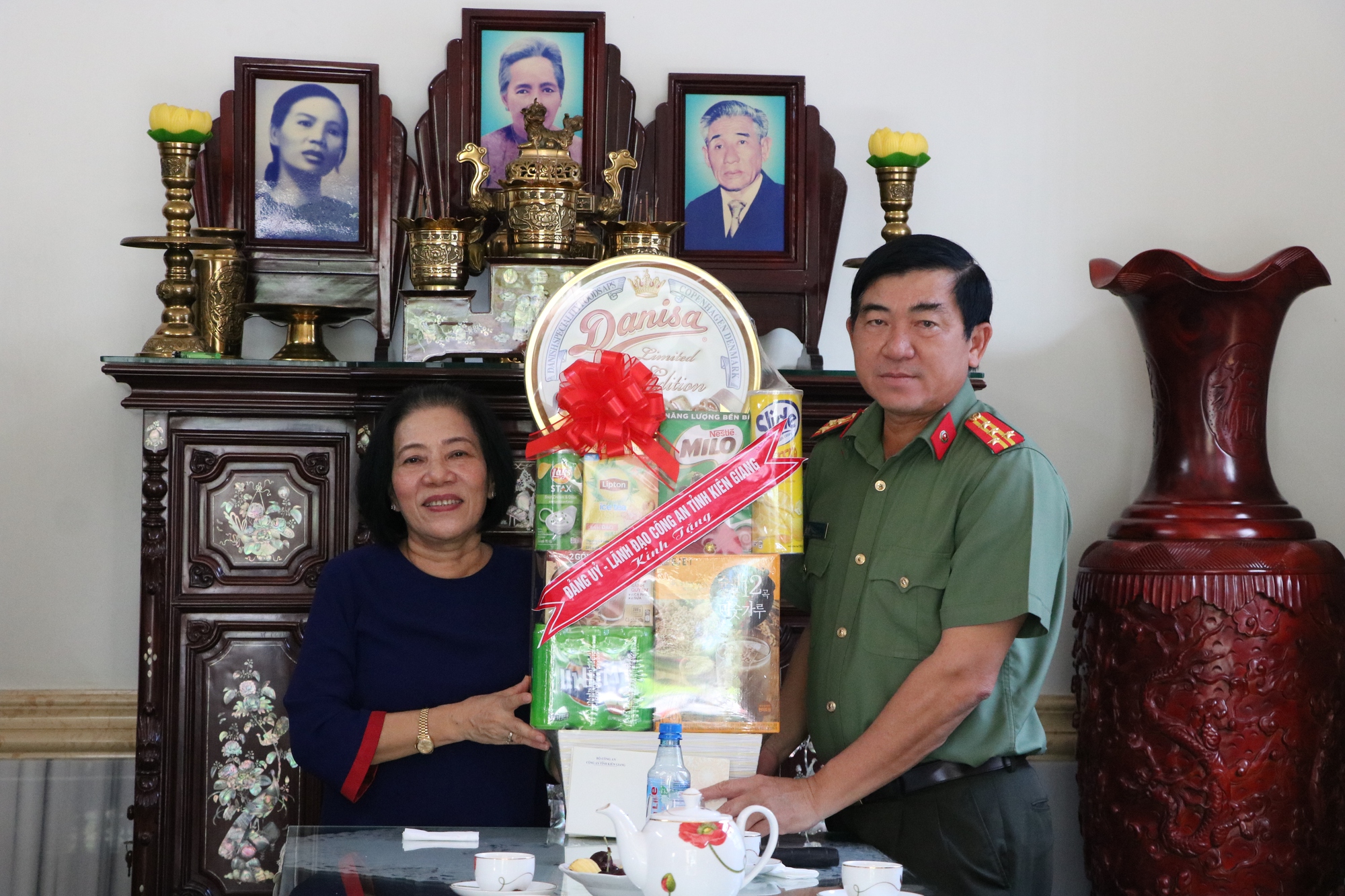 Giám đốc Công an tỉnh Kiên Giang thăm, tặng quà các gia đình chính sách nhân dịp 27/7 - Ảnh 1.