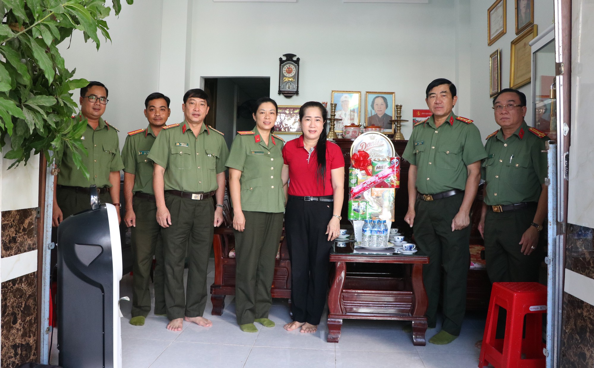 Giám đốc Công an tỉnh Kiên Giang thăm, tặng quà các gia đình chính sách nhân dịp 27/7 - Ảnh 3.