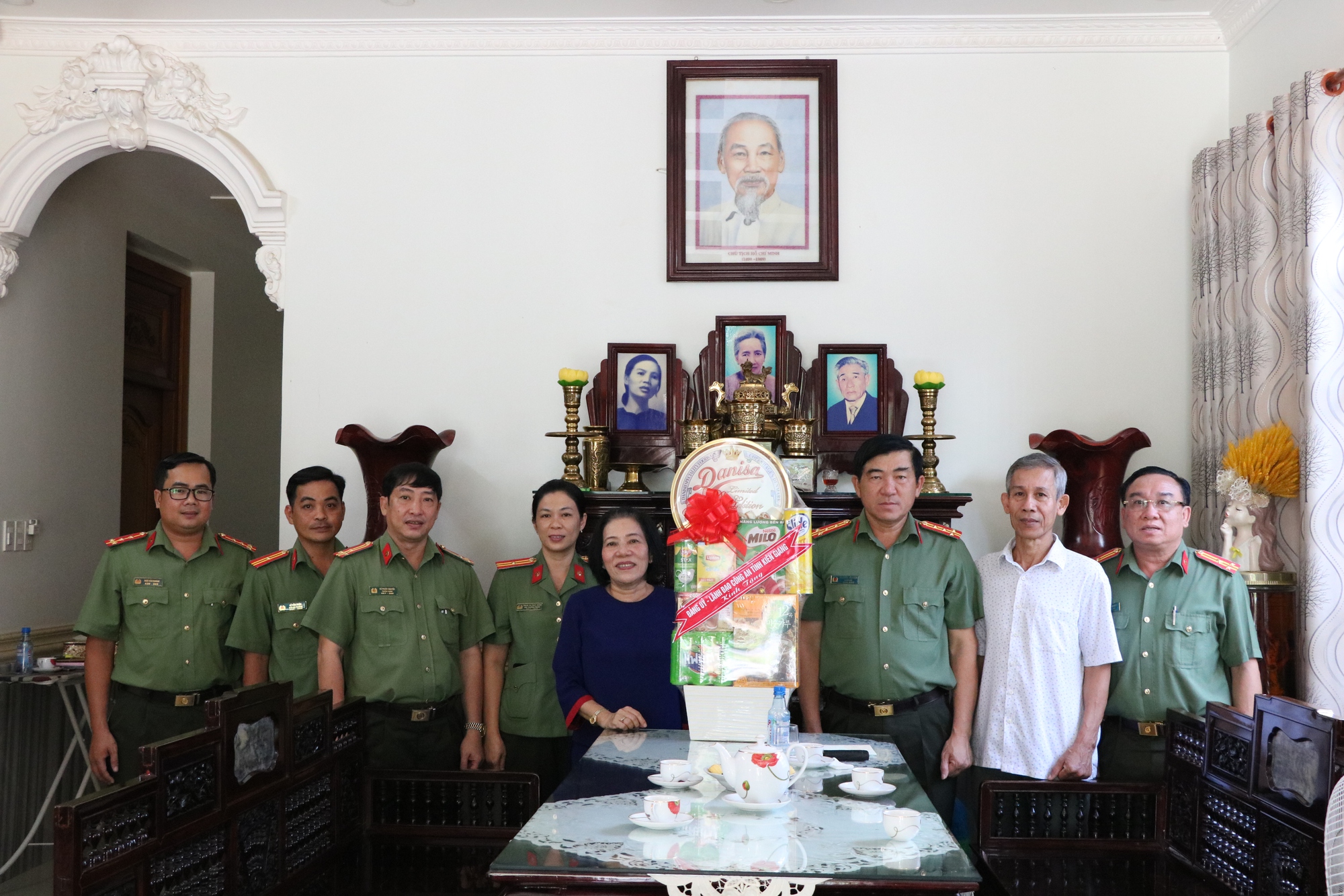 Giám đốc Công an tỉnh Kiên Giang thăm, tặng quà các gia đình chính sách nhân dịp 27/7 - Ảnh 2.