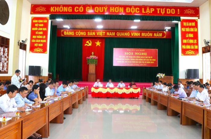 Ông Nguyễn Xuân Phước, Bí thư Thị ủy Thị xã An Khê của Gia Lai đối thoại với nông hội, hội quán - Ảnh 1.