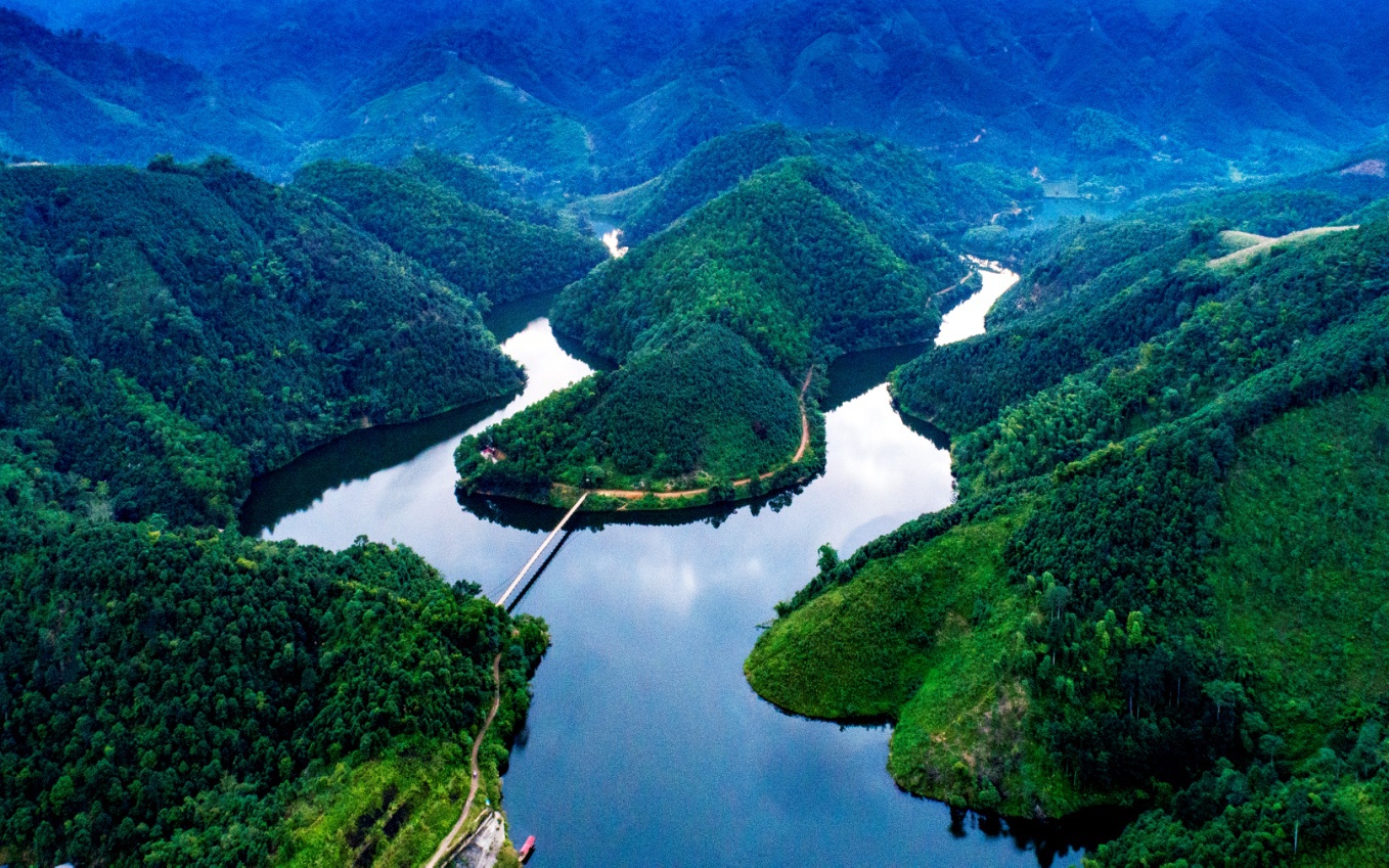 Một hồ chứa nước ngọt ở Phú Thọ cách Hà Nội 100km, đẹp mê tơi, ví như &quot;Tuyệt tình cốc&quot; vùng đất Tổ
