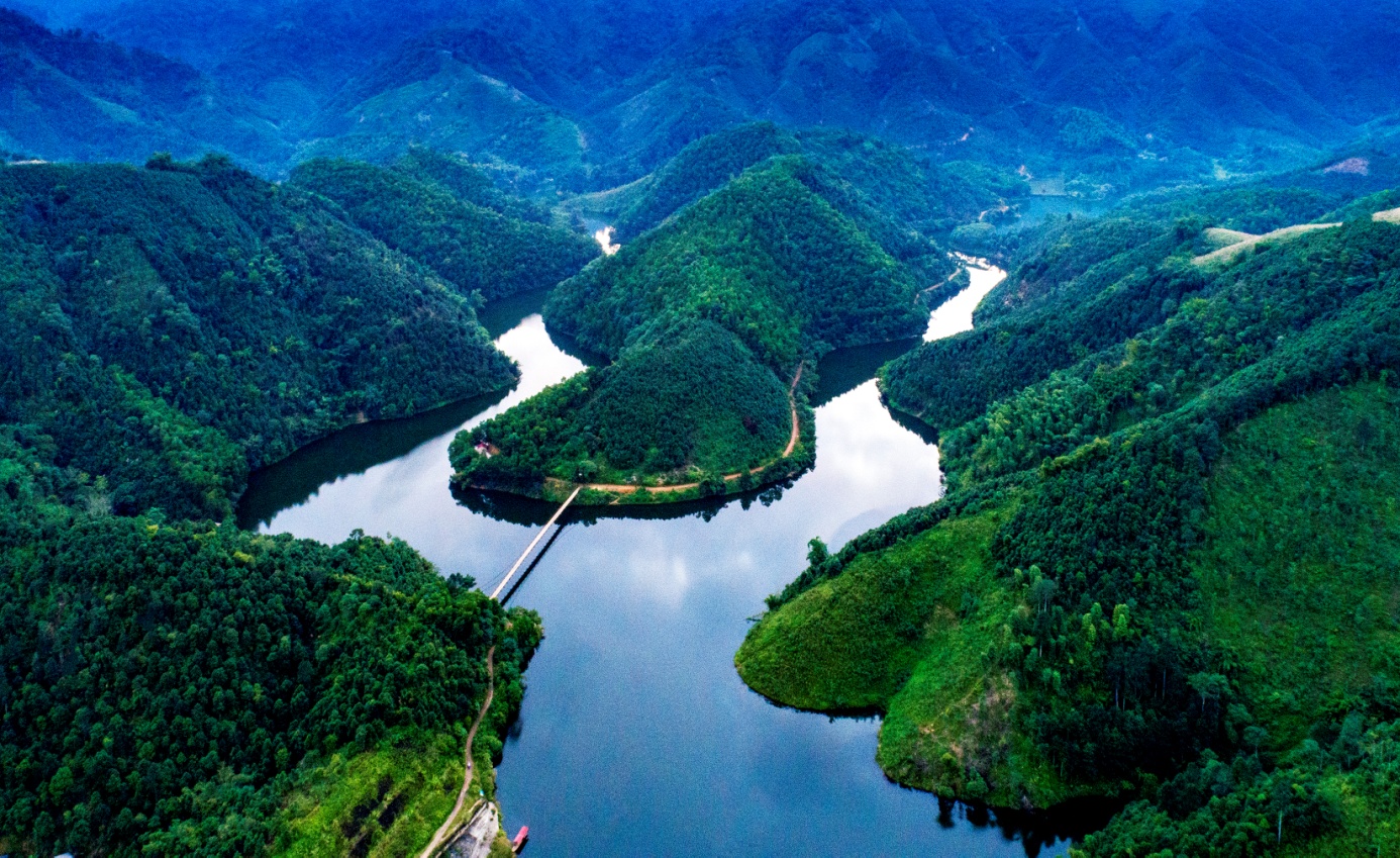 Một hồ chứa nước ngọt ở Phú Thọ cách Hà Nội 100km, đẹp mê tơi, ví như &quot;Tuyệt tình cốc&quot; vùng đất Tổ - Ảnh 1.