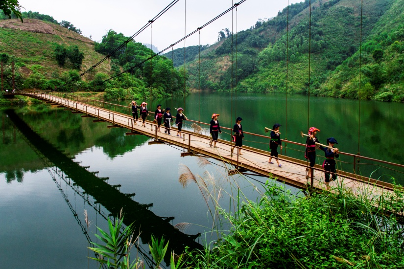 Một hồ chứa nước ngọt ở Phú Thọ cách Hà Nội 100km, đẹp mê tơi, ví như &quot;Tuyệt tình cốc&quot; vùng đất Tổ - Ảnh 2.