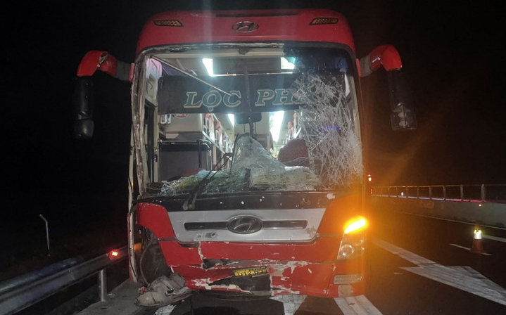 Ô tô dừng ở dải khẩn cấp trên cao tốc Vĩnh Hảo-Phan Thiết bị xe khách tông làm 6 người bị thương - Ảnh 1.