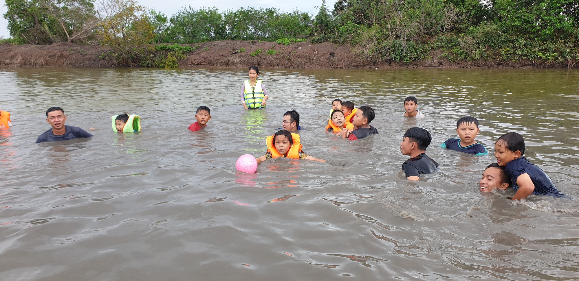 Tận dụng vuông tôm làm nơi dạy bơi miễn phí cho trẻ em vùng xâu ở Cà Mau - Ảnh 2.