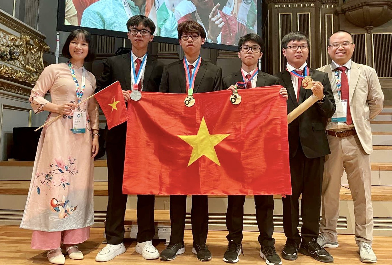 Đề thi dài và khó, Việt Nam xuất sắc giành 3 Huy chương Vàng Olympic Hóa học Quốc tế  - Ảnh 1.