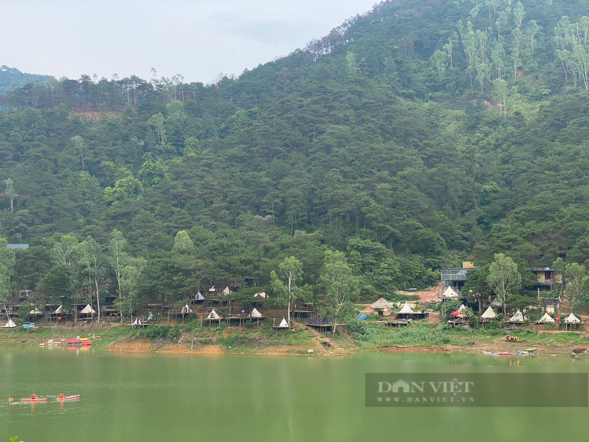 Hà Nội: Dỡ bỏ hơn 200 lều lán dựng trái phép trên rừng phòng hộ Sóc Sơn - Ảnh 2.