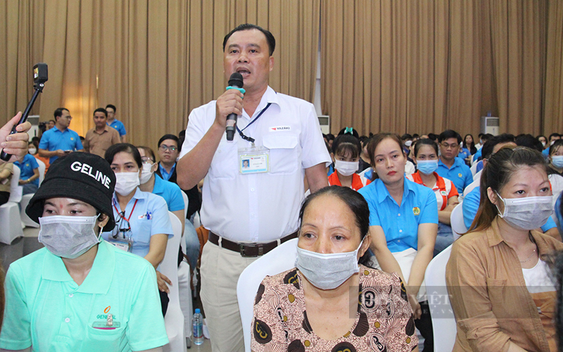 Công nhân lao động và cán bộ công đoàn tham gia đối thoại trực tiếp với đại biểu HĐND tỉnh Bình Dương. Ảnh: Nguyễn Vy