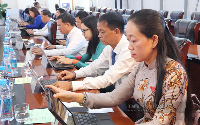 Các đại biểu HĐND tỉnh Bình Dương biểu quyết thông qua các Nghị quyết bằng ứng dụng công nghệ thông tin. Ảnh: T.L