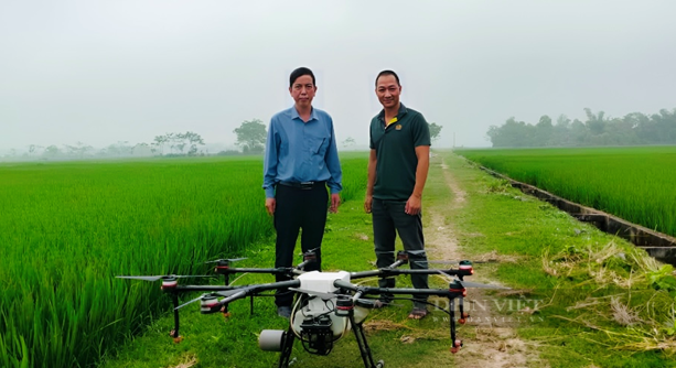 Máy bay không người lái lượn trên cánh đồng lúa lớn nhất Nghệ An làm việc khó thay cho sức người - Ảnh 2.