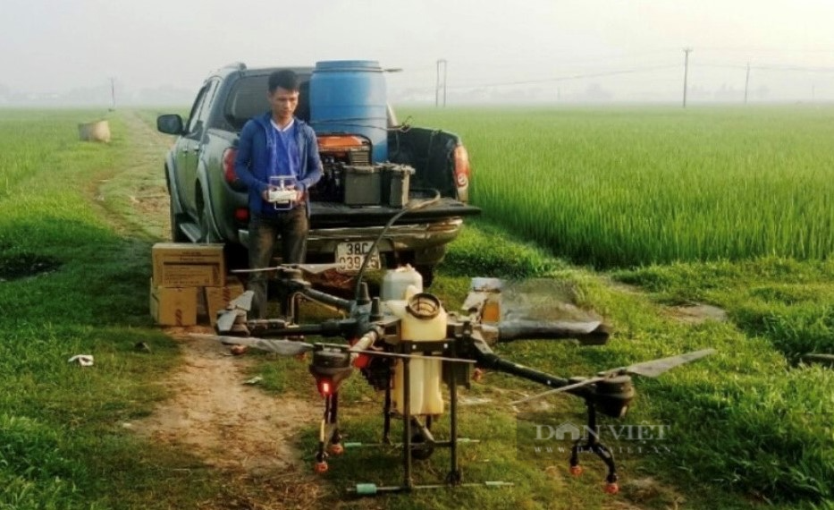 Máy bay không người lái lượn trên cánh đồng lúa lớn nhất Nghệ An làm việc khó thay cho sức người - Ảnh 5.