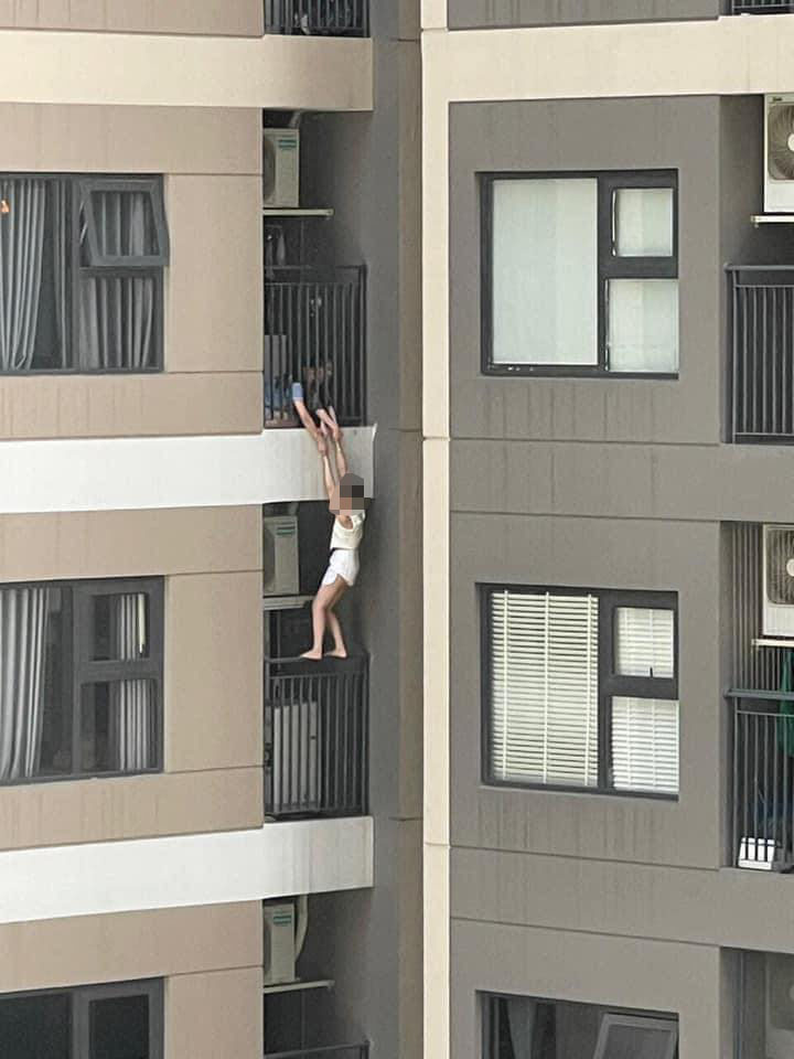 Cô gái nhảy khỏi lan can chung cư rồi rơi xuống đất ở Hà Nội - Ảnh 2.