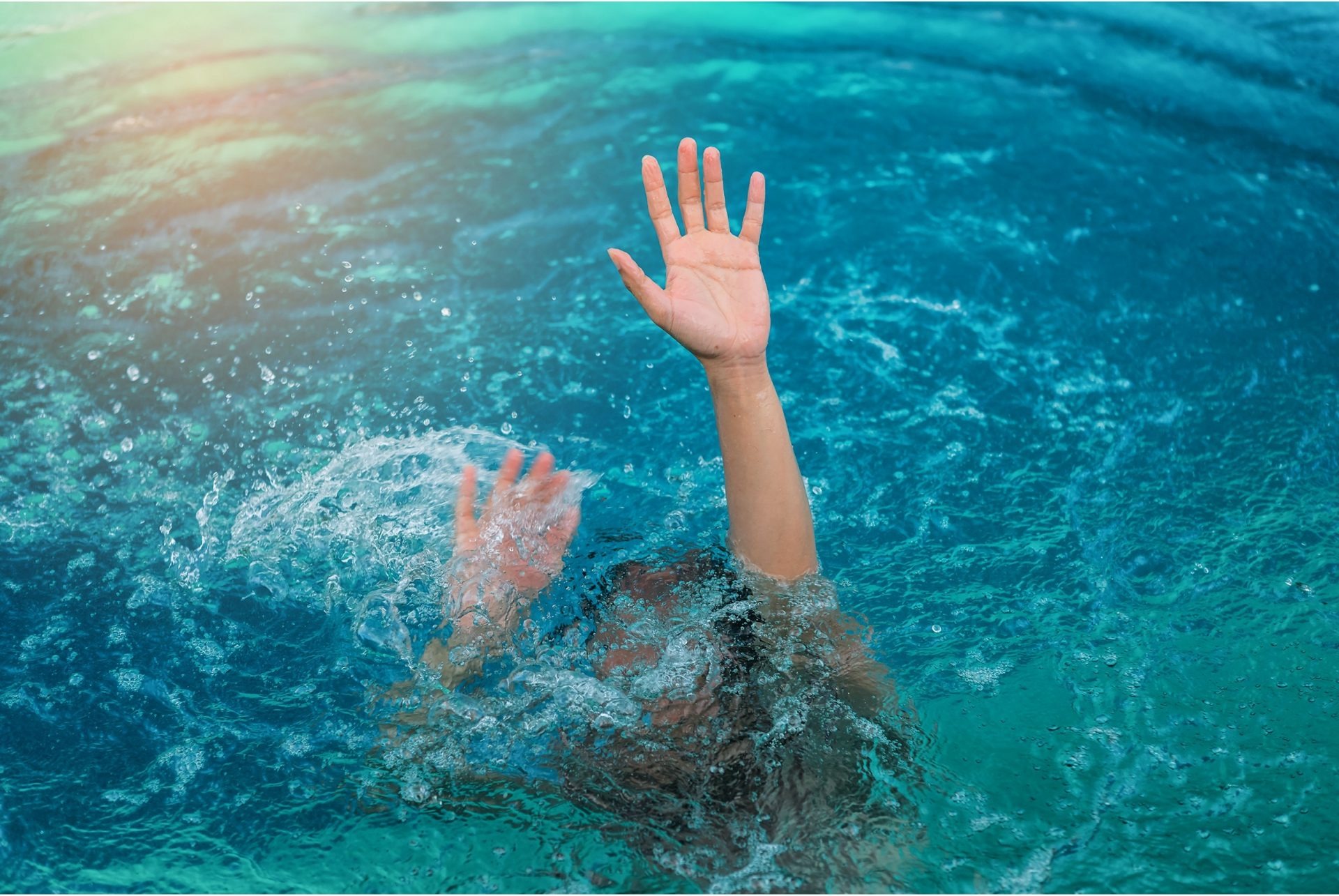 Nhiều trẻ đuối nước khi đi bể bơi, bác sĩ cảnh báo gia đình không mất cảnh giác - Ảnh 1.