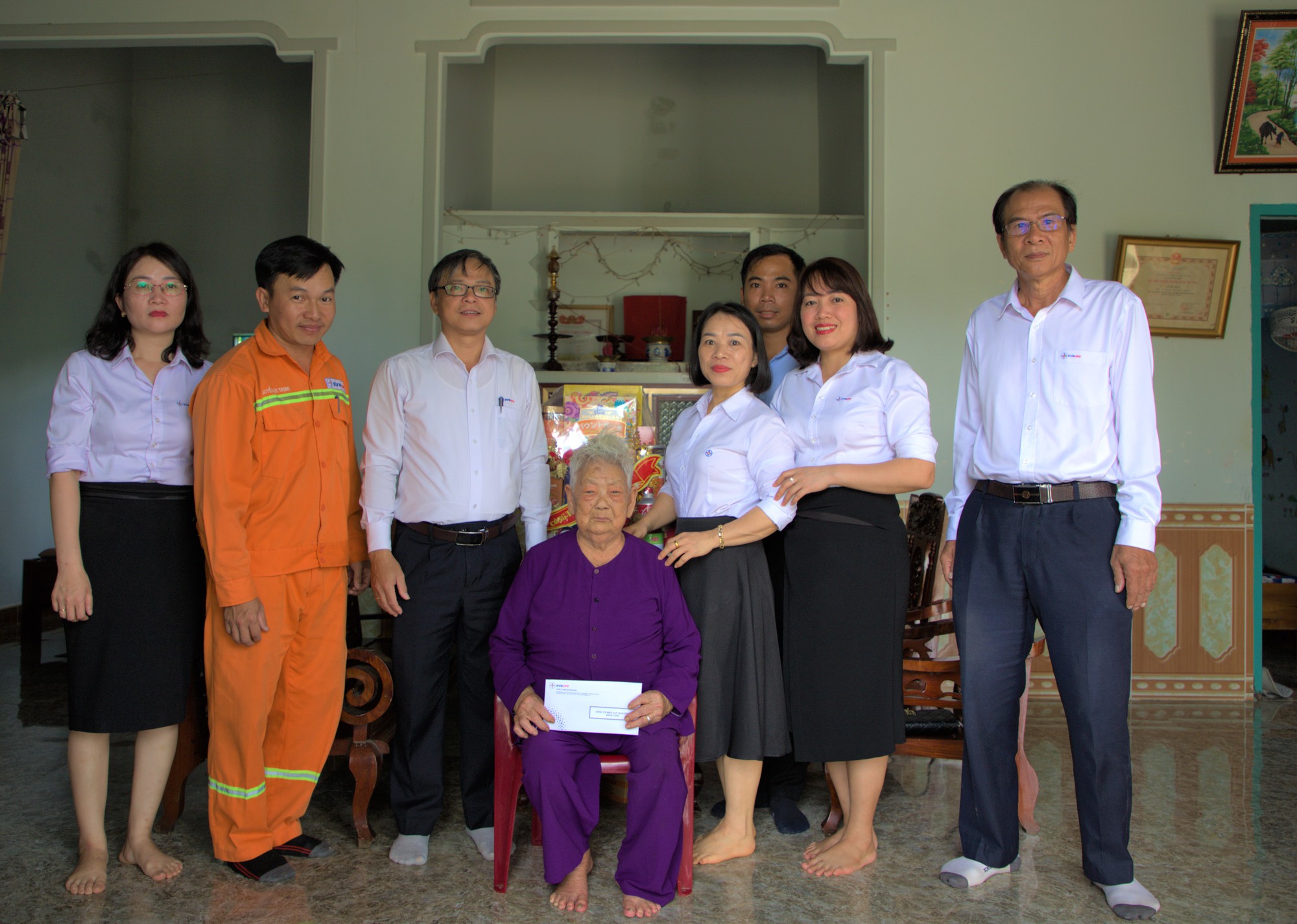 Công ty Điện lực Đắk Nông thăm, tặng quà Mẹ Việt Nam Anh hùng  - Ảnh 1.
