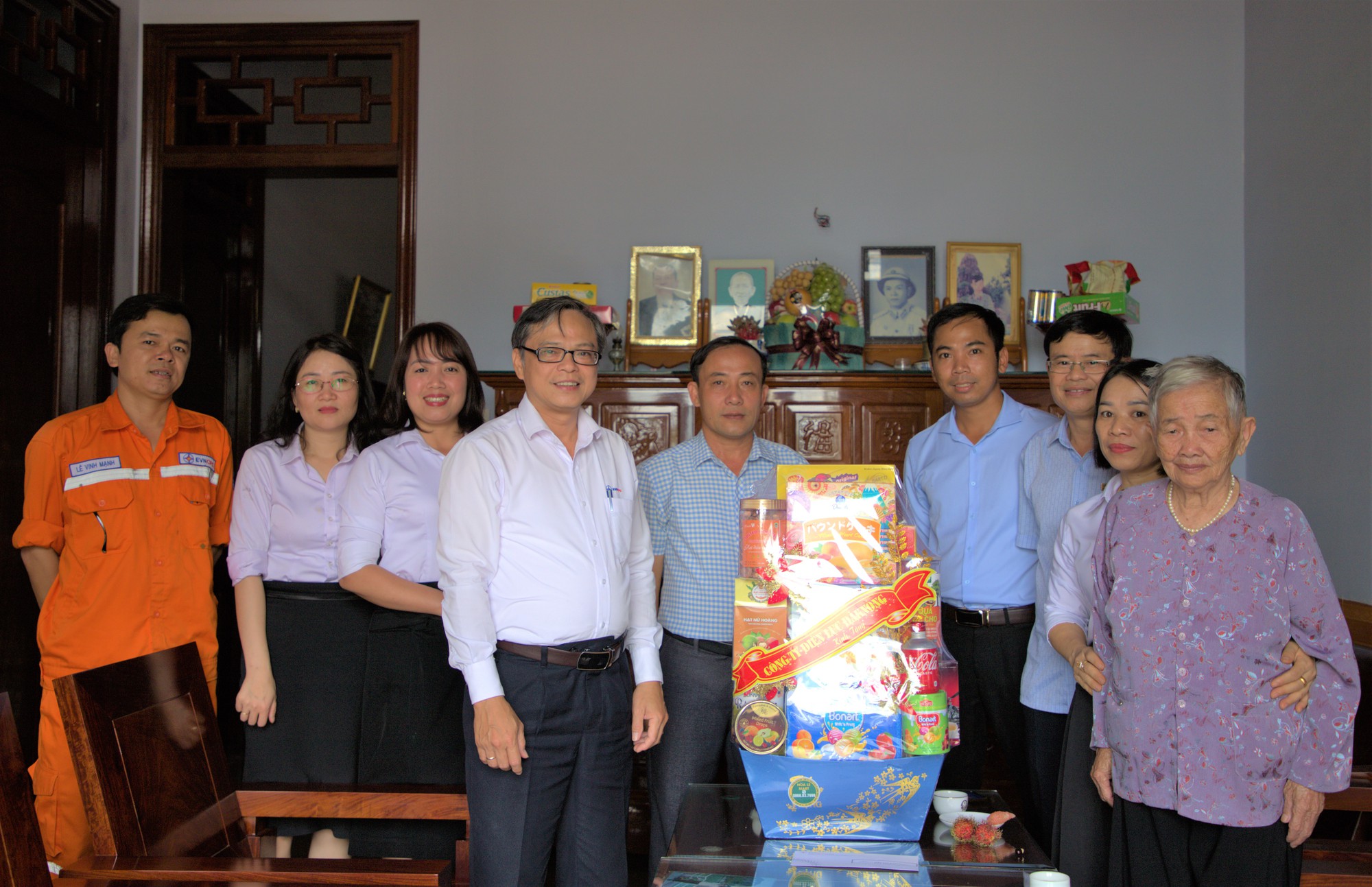 Công ty Điện lực Đắk Nông thăm, tặng quà Mẹ Việt Nam Anh hùng  - Ảnh 2.