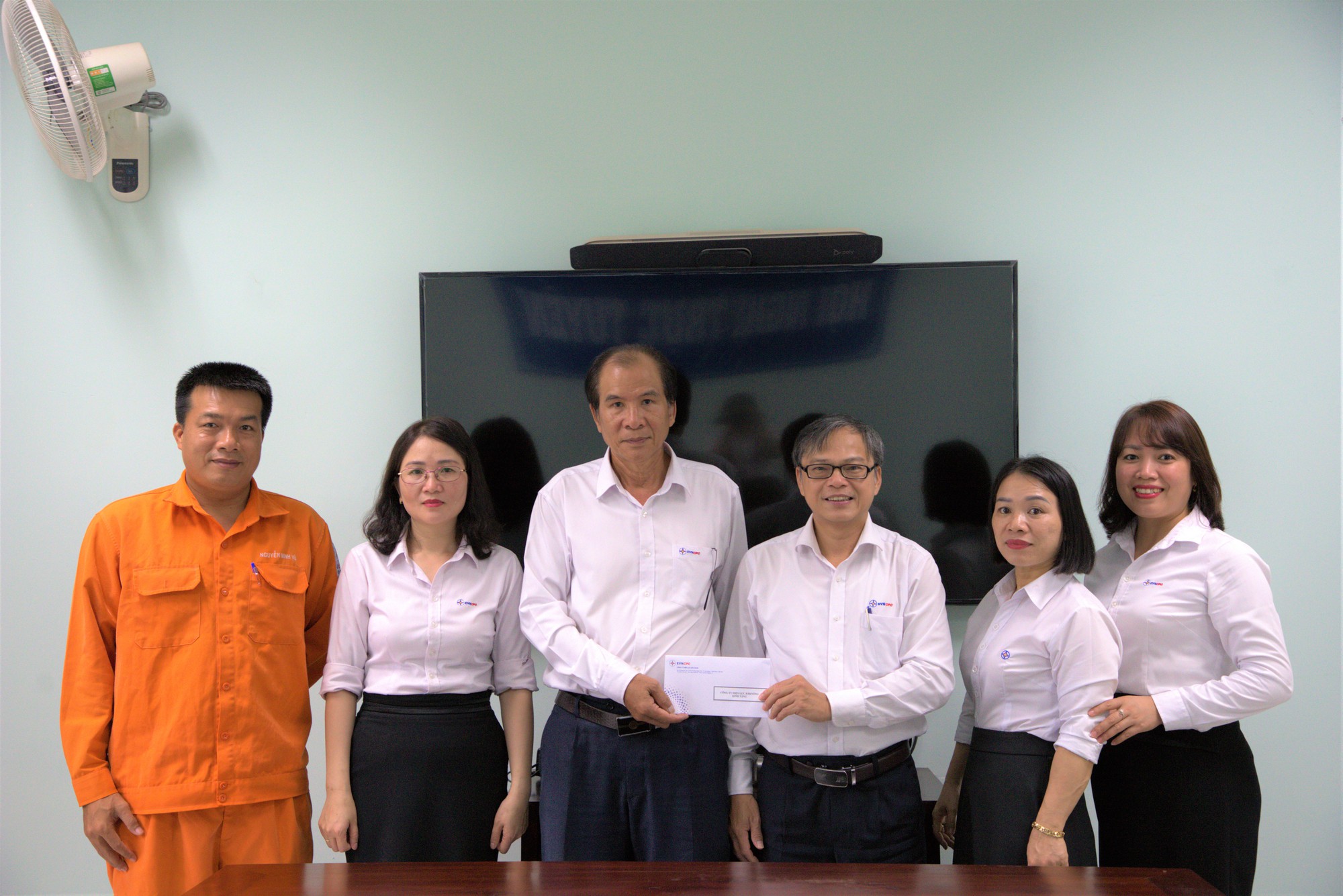 Công ty Điện lực Đắk Nông thăm, tặng quà Mẹ Việt Nam Anh hùng  - Ảnh 3.