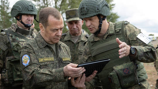 Cựu tổng thống Nga gợi ý phản ứng bất ngờ trước các cuộc tấn công bằng UAV của Ukraine - Ảnh 1.