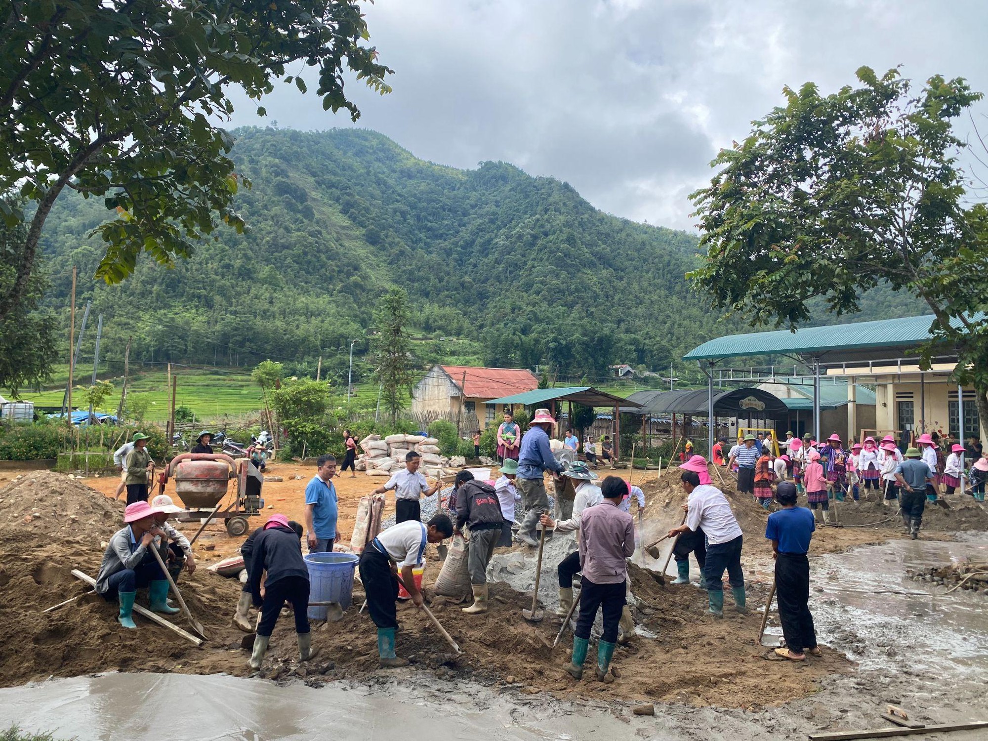 Ngày em thơ tung tăng trên sân trường mới không còn xa - Ảnh 1.