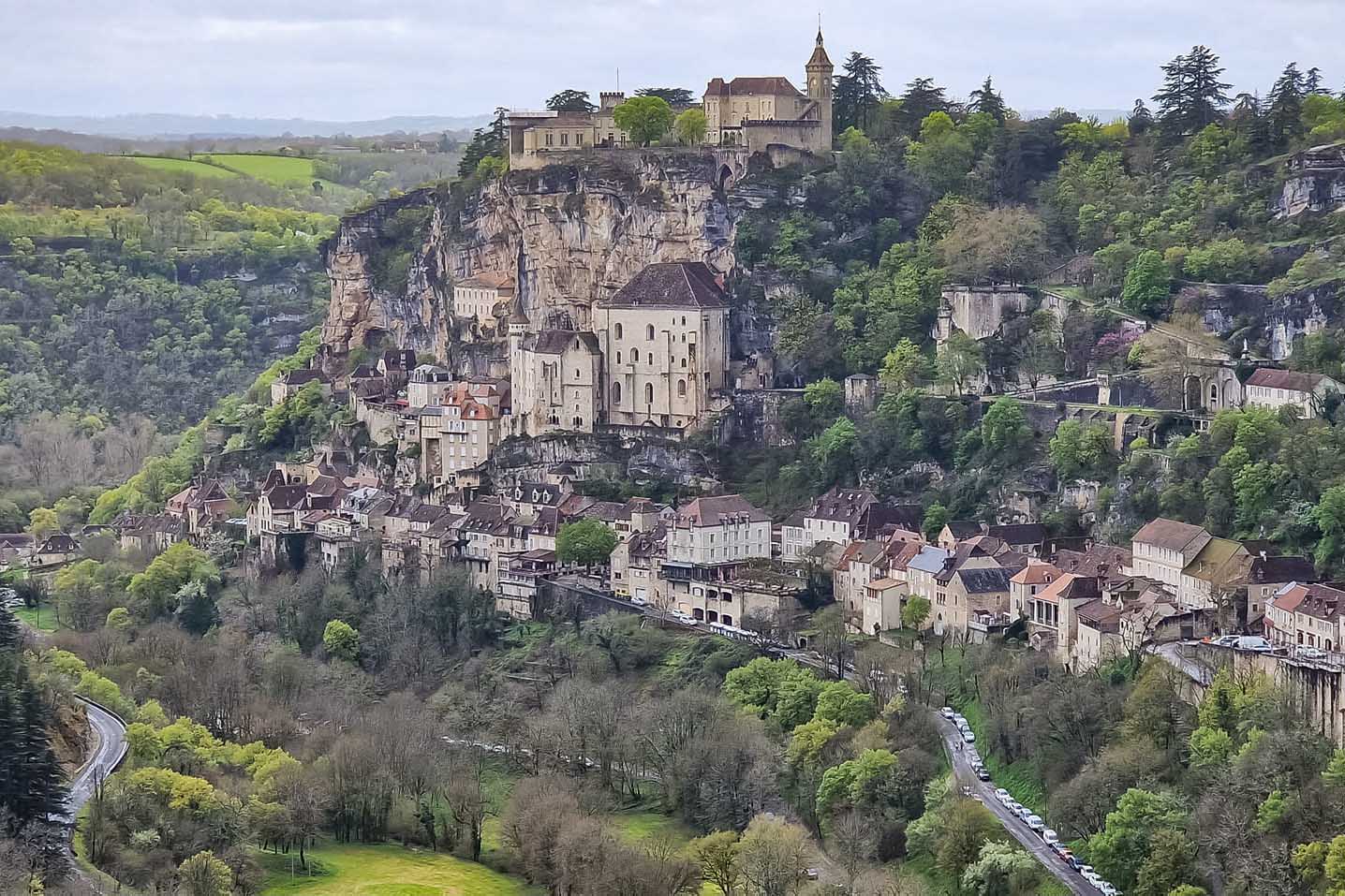 Kỳ vĩ ngôi làng cheo leo trên vách núi Pháp - Ảnh 1.