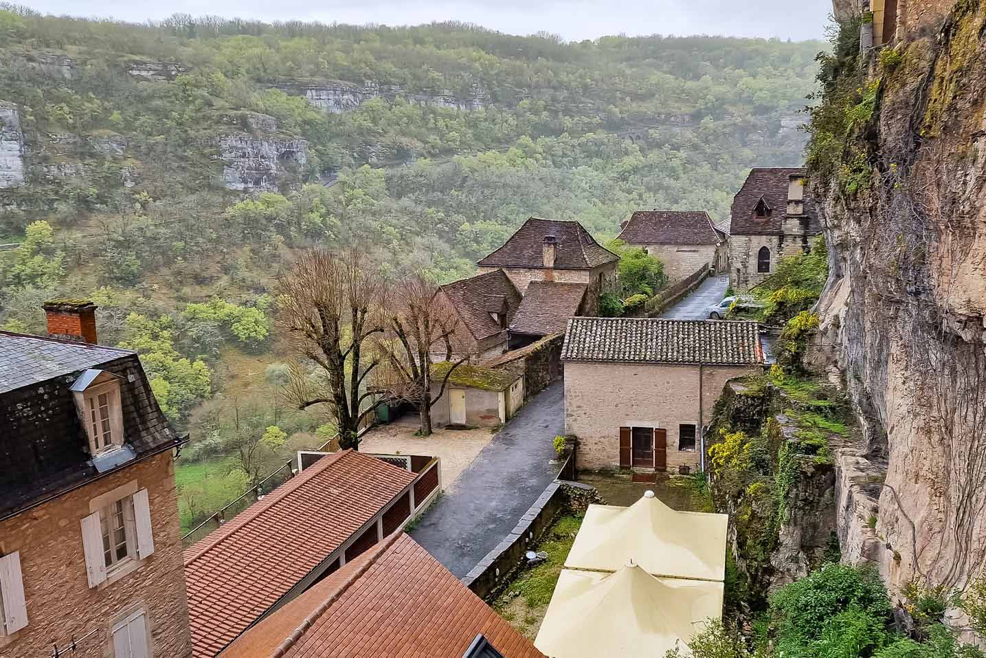 Kỳ vĩ ngôi làng cheo leo trên vách núi Pháp - Ảnh 6.